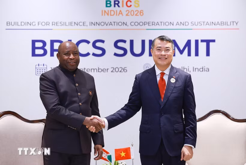 Thủ tướng Lê Minh Hưng gặp Tổng thống Cộng hòa Burundi Évariste Ndayishimiye. (Ảnh: Dương Giang/TTXVN)