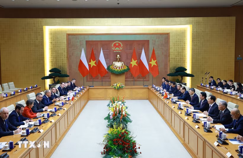 Thủ tướng Lê Minh Hưng và Thủ tướng Cộng hòa Ba Lan Donald Tusk hội đàm. (Ảnh: Dương Giang/TTXVN)
