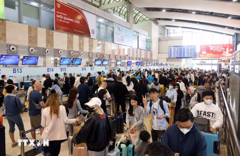 Người dân xếp hàng làm thủ tục rời Hà Nội tại sân bay Nội Bài. (Ảnh: Quốc Khánh/TTXVN)