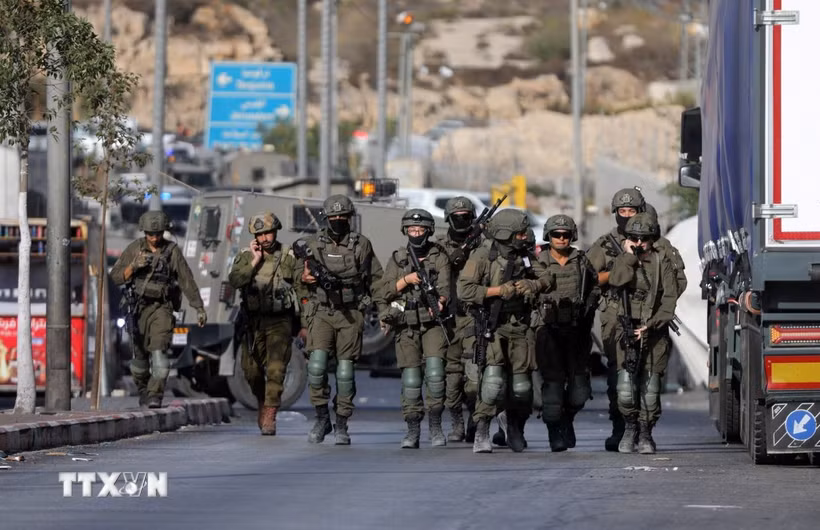 Binh sĩ Israel gác tại một điểm kiểm soát ở thành phố Hebron, Bờ Tây ngày 23/10/2026. (Ảnh: THX/TTXVN phát)