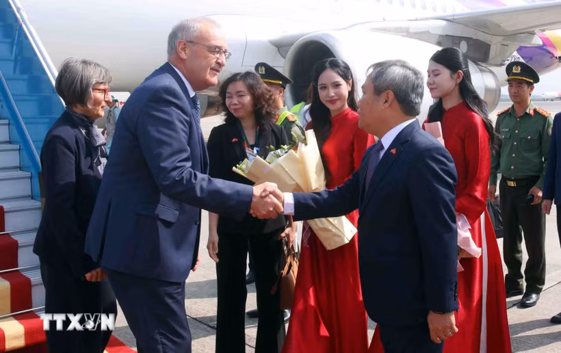 Chủ tịch Ủy ban Nhân dân thành phố Hà Nội Vũ Đại Thắng đón Tổng thống Liên bang Thụy Sĩ Guy Parmelin và Phu nhân tại sân bay quốc tế Nội Bài, Hà Nội. (Ảnh: Phạm Kiên/TTXVN)