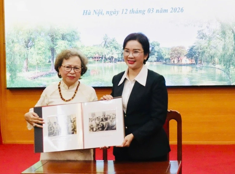 Tiếp nhận nhiều bức ảnh tư liệu quý về Chủ tịch Hồ Chí Minh