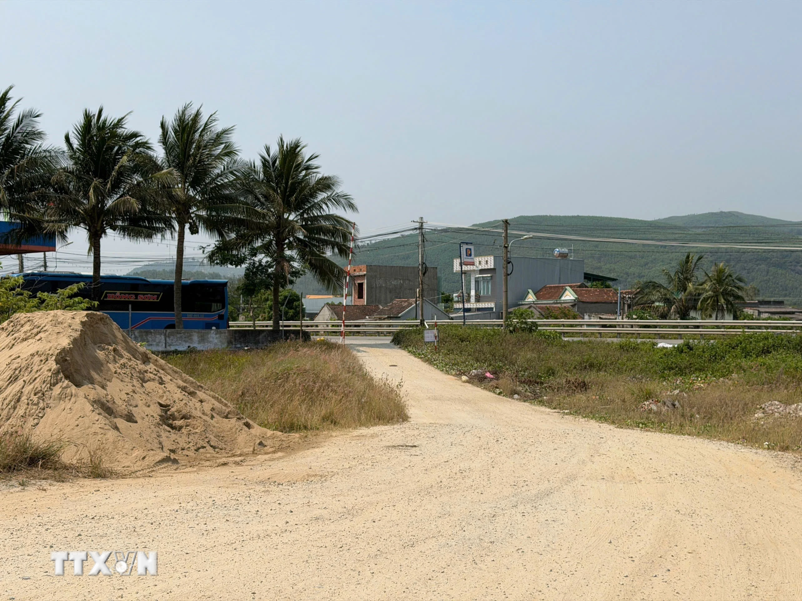 Quảng Ngãi xây cầu trăm tỷ nhưng 'quên' đường dẫn, người dân bức xúc