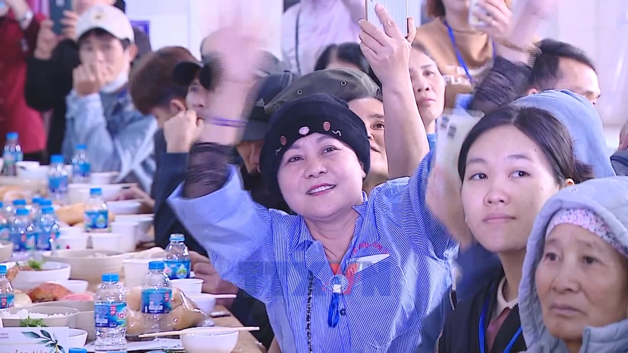 Bữa cơm tất niên ấm áp tại Bệnh viện K: Sẻ chia yêu thương giữa bệnh nhân ung thư