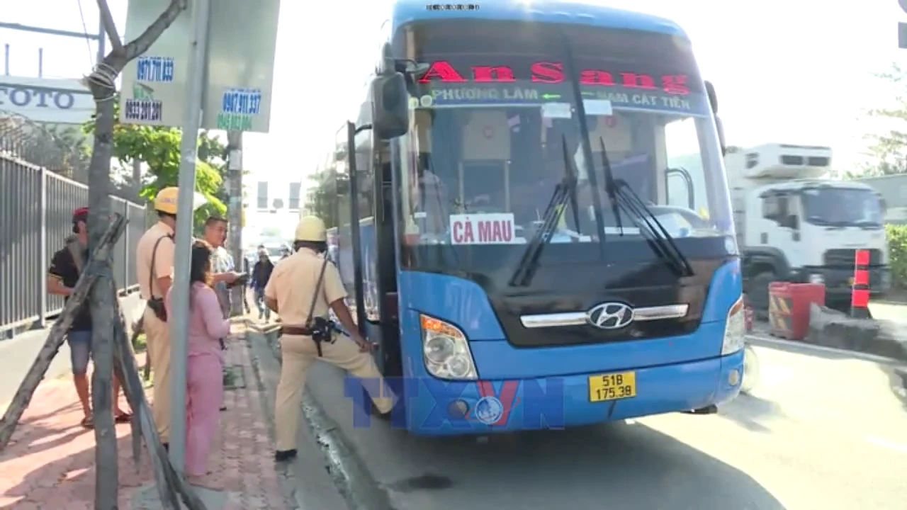 Cảnh sát giao thông khảo sát an toàn xe giường nằm hai tầng trên quốc lộ