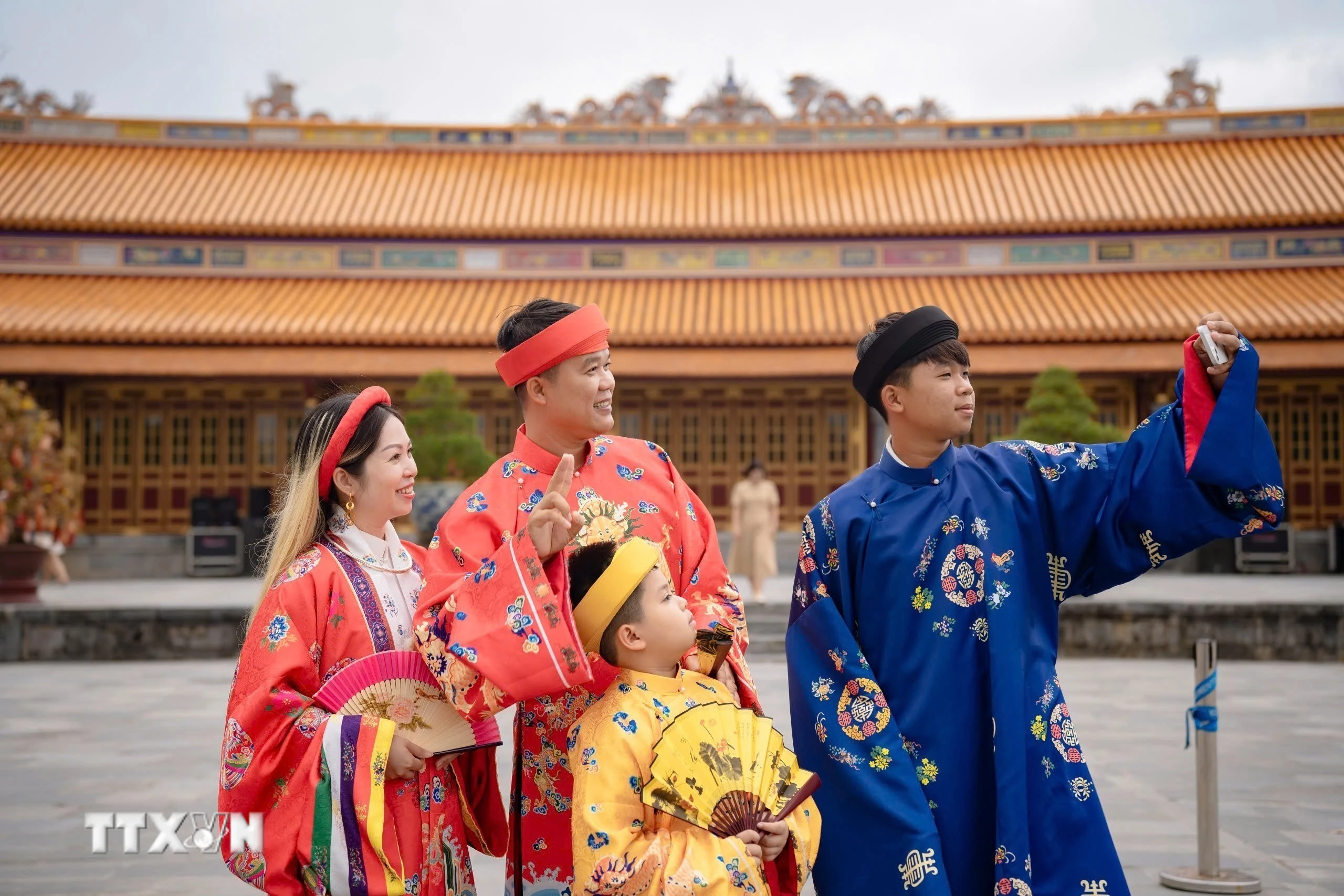 Đông đảo du khách tham quan Quần thể di tích Cố đô Huế ngày mùng 1 Tết