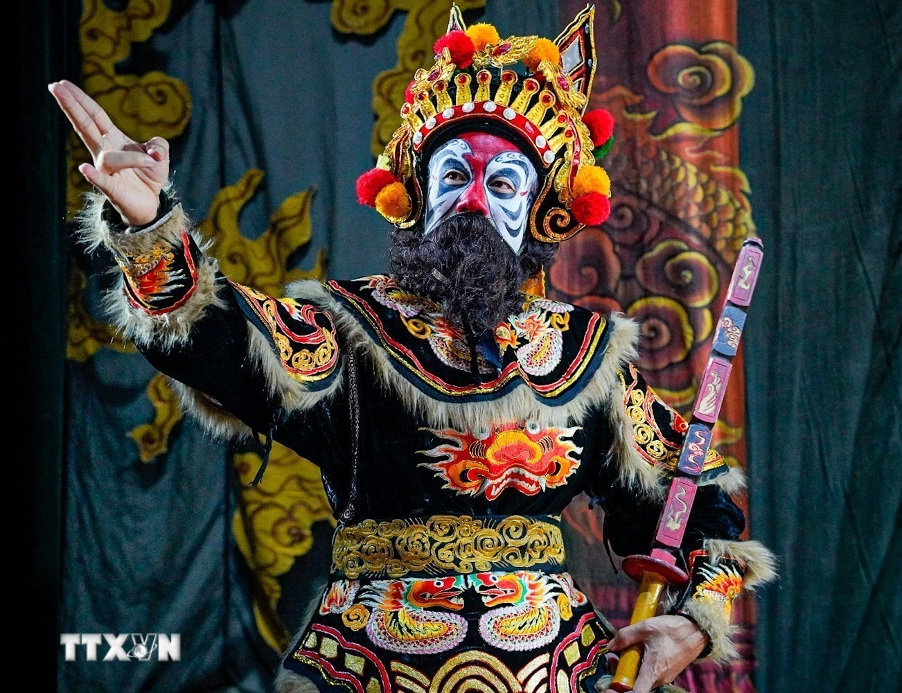 Vẻ Mặt Hờn Của Nghệ Thuật Tuồng: Sự Kết Hợp Độc Đáo Giữa Truyền Thống và Hiện Đại