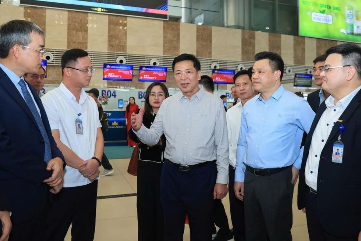 Bộ trưởng Trần Hồng Minh kiểm tra nóng giao thông trước giờ đón Tết