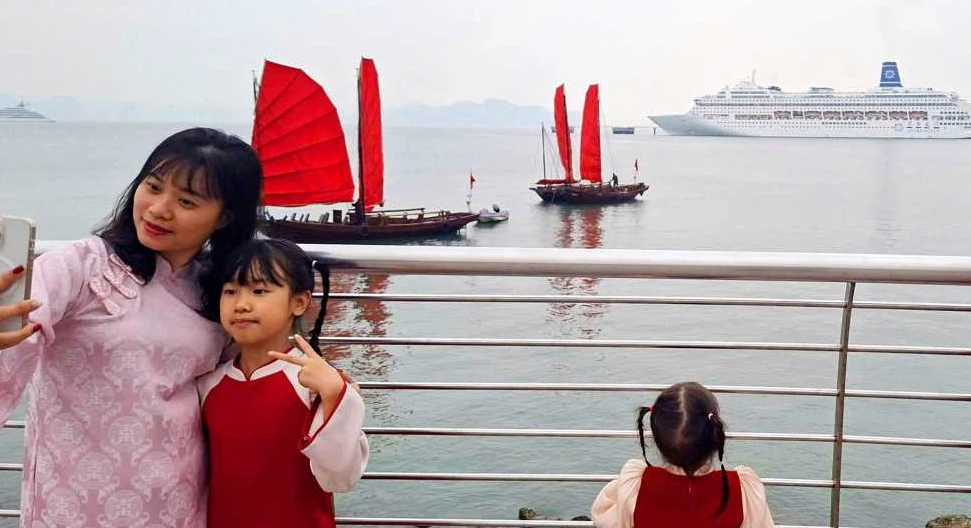 Quảng Ninh: Tour thuyền buồm độc đáo trên vịnh Hạ Long