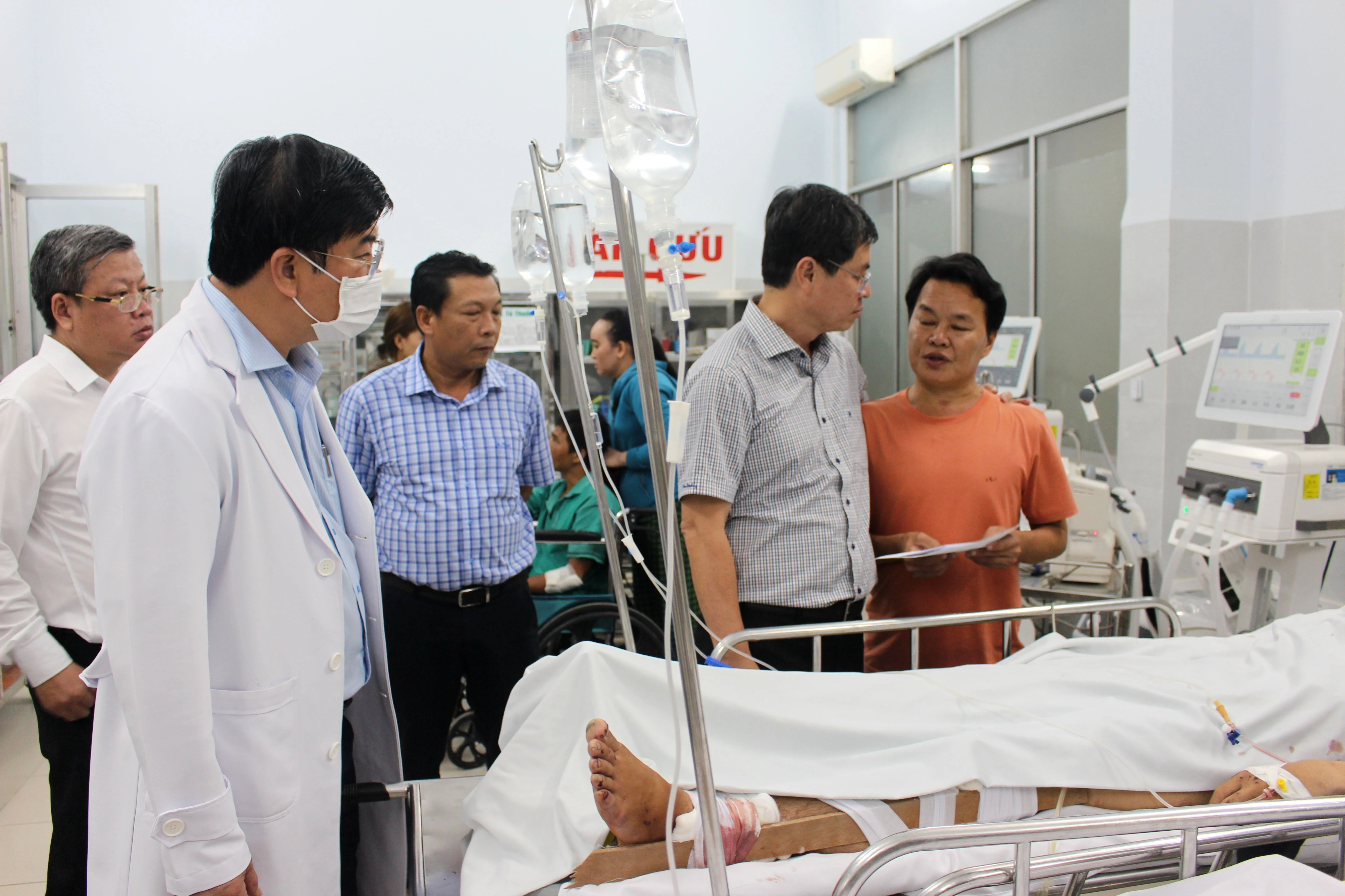 Xe ô tô lao xuống vực sâu tại Lâm Đồng, nhiều nạn nhân đang điều trị tích cực