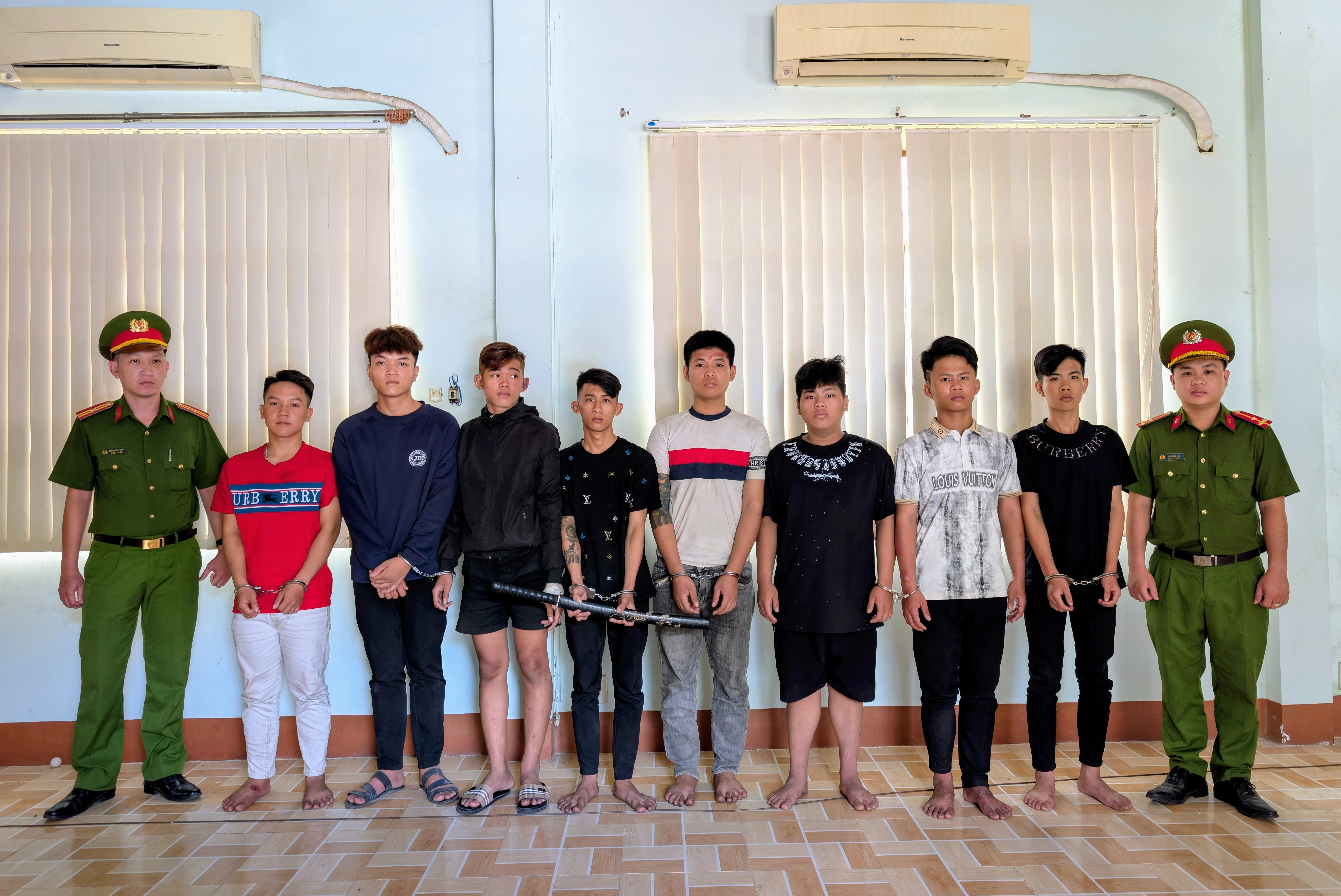 Khởi tố nhóm thanh thiếu niên mang hung khí chặn đường cướp tài sản
