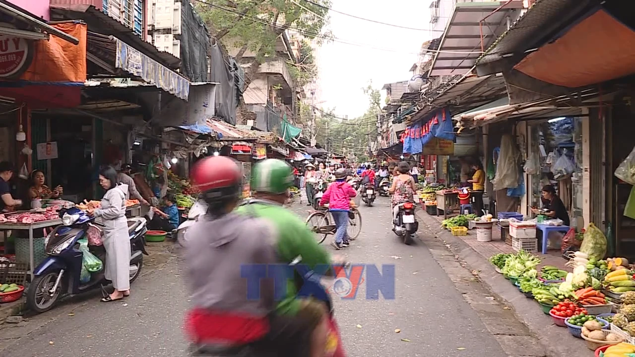 Hà Nội: Tiểu thương tại nhiều chợ truyền thống linh hoạt để bình ổn giá cả