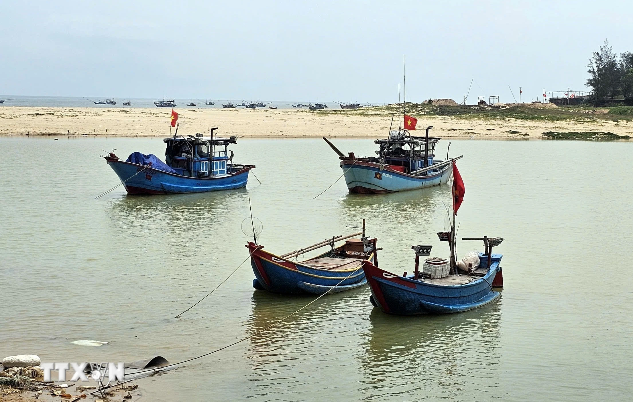 Hàng trăm tàu thuyền mắc cạn tại cửa sông Đình, giao thông đường thủy tê liệt