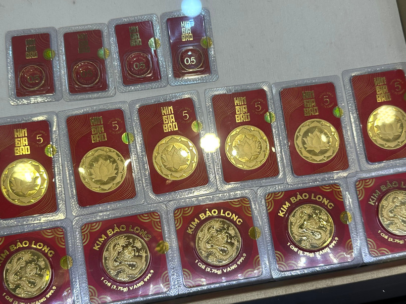 Giá vàng trong nước tăng giảm trái chiều nhau, tỷ giá trung tâm tăng nhẹ. (Ảnh: Vietnam+)