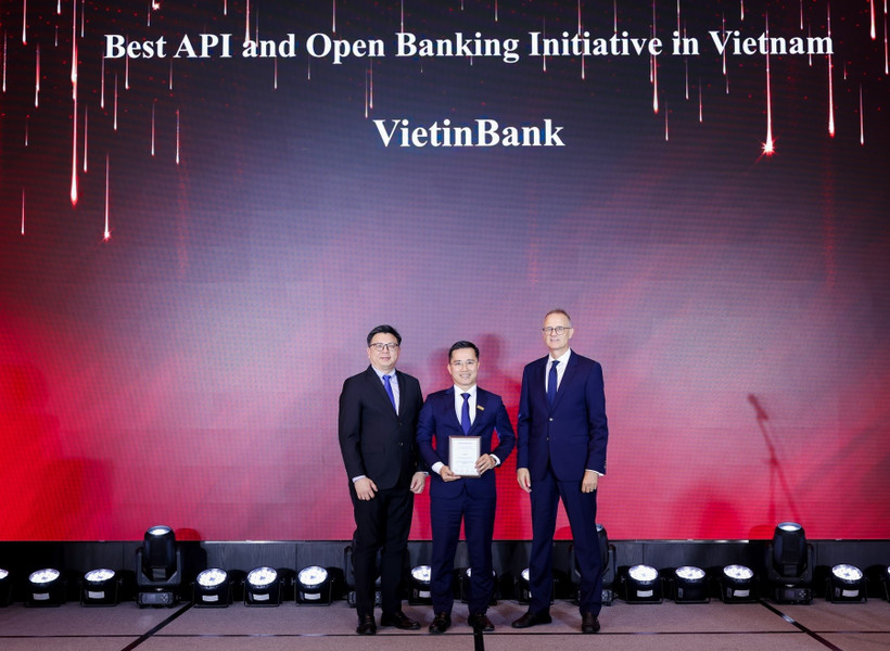 Đại diện VietinBank (đứng giữa) nhận Giải thưởng Sáng kiến API và Ngân hàng mở đột phá nhất Việt Nam. (Ảnh: Vietnam+)