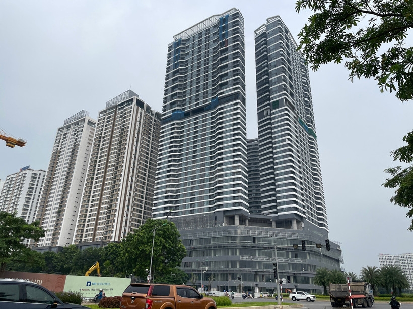 Người dân cho biết nếu đánh thuế tiền gửi tiết kiệm thì dòng tiền có thể sẽ bị chảy sang các lĩnh vực khác như bất động sản, vàng, chứng khoán... (Ảnh: Vietnam+)