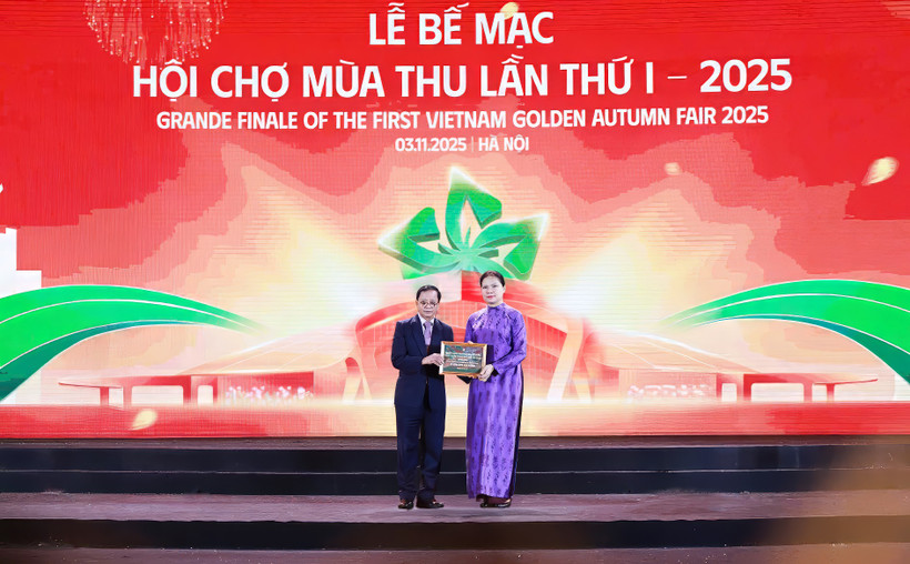 Đại diện HDBank trao tặng 10 tỷ đồng chung tay hỗ trợ đồng bào miền núi phía Bắc và miền Trung khắc phục hậu quả bão lũ, tại Lễ bế mạc Hội chợ Mùa Thu 2025 (Hà Nội), tối 3/11. (Ảnh: Vietnam+)