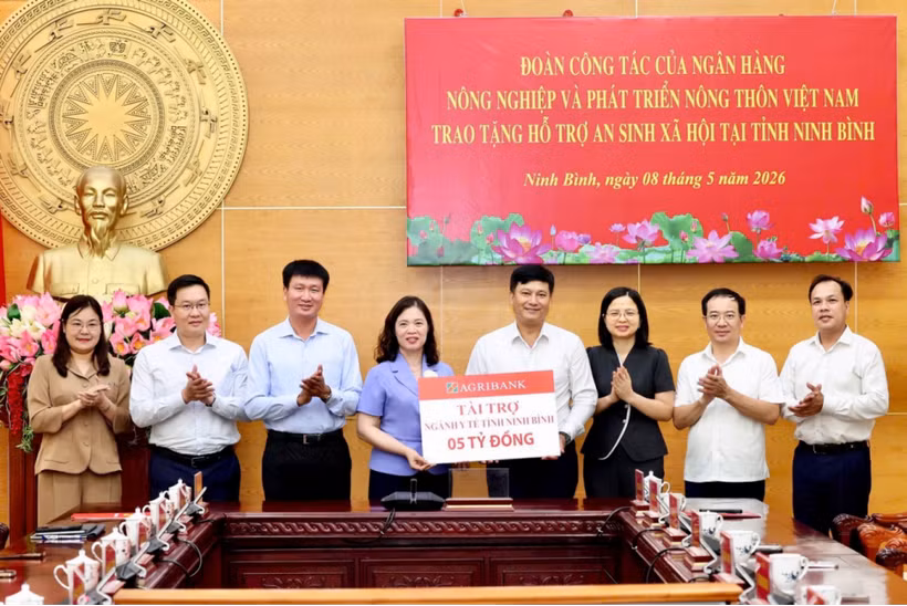 Đồng chí Phạm Toàn Vượng, Tổng Giám đốc và các đồng chí lãnh đạo Agribank trao biển tượng trưng số tiền hỗ trợ cho ngành Y tế Ninh Bình. (Ảnh: Vietnam+)