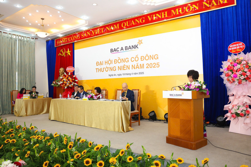 Anh hùng Lao động Thái Hương - Phó Chủ tịch Hội đồng Quản trị, Tổng Giám đốc BAC A BANK phát biểu tại Đại hội đồng cổ đông BAC A BANK. (Ảnh: Vietnam+)