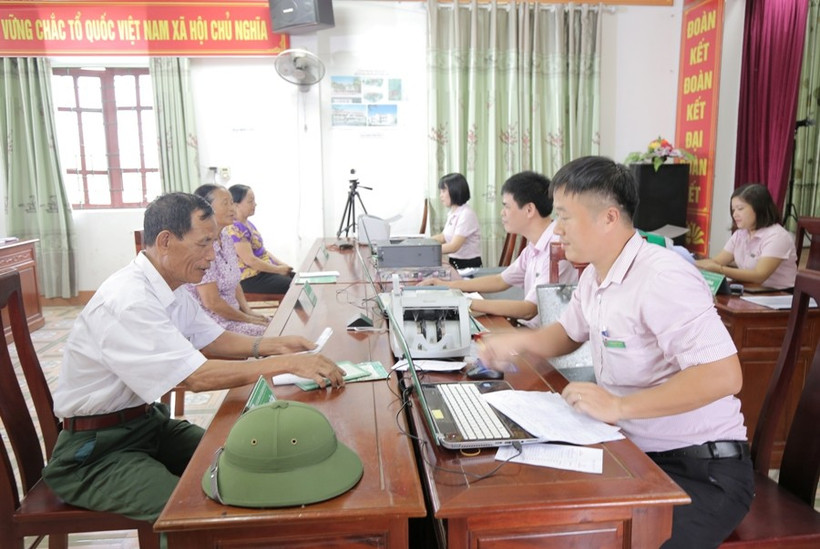 Khách hàng giao dịch tại Ngân hàng Chính sách xã hội. (Ảnh: Vietnam+)