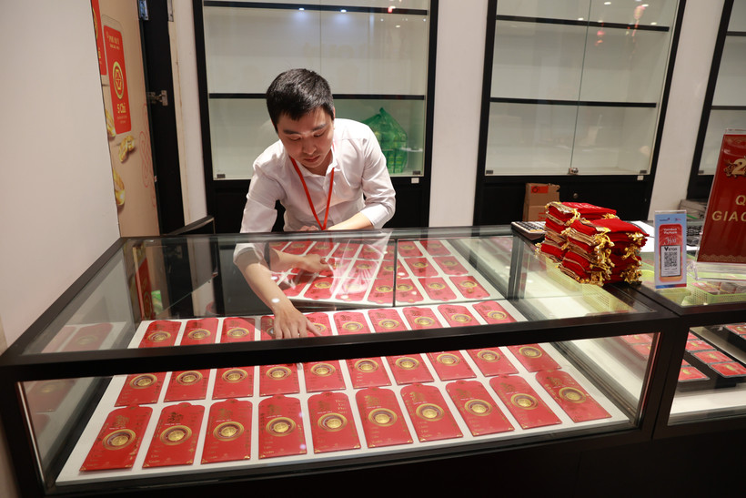 Giá vàng trong nước điều chỉnh tăng 800.000 đồng theo đà thế giới. (Ảnh: Vietnam+)