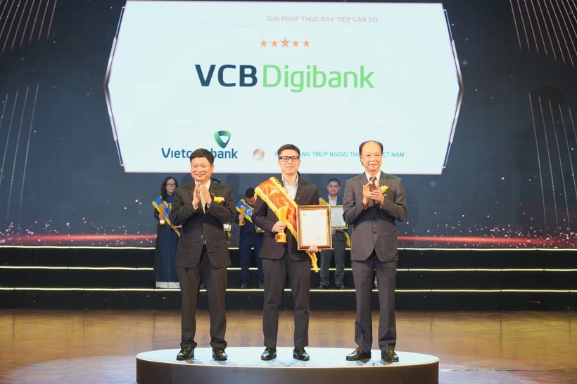 Ông Lê Văn Việt - Phó Trưởng phòng Marketing Bán lẻ, đại diện Vietcombank nhận giải thưởng Sao Khuê dành cho Ngân hàng số VCB Digibank với hạng mục Giải pháp thúc đẩy tiếp cận số. (Ảnh: Vietnam+)