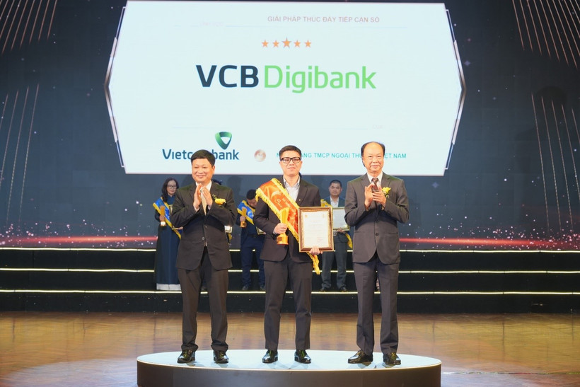 Ông Lê Văn Việt - Phó Trưởng phòng Marketing Bán lẻ, đại diện Vietcombank nhận giải thưởng Sao Khuê dành cho Ngân hàng số VCB Digibank với hạng mục Giải pháp thúc đẩy tiếp cận số. (Ảnh: Vietnam+)