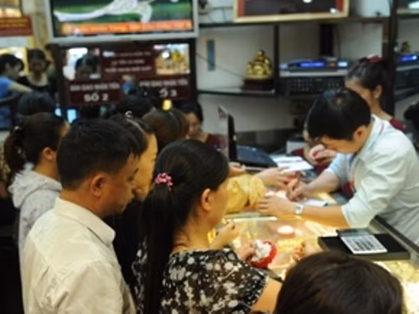 Giá vàng trong nước giảm 600.000 đồng mỗi lượng theo đà thế giới. (Ảnh: Vietnam+)