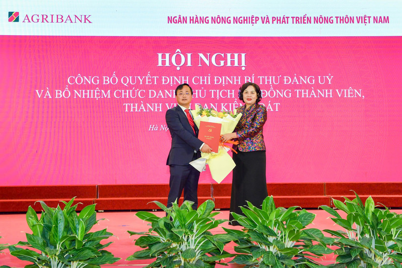 Bà Nguyễn Thị Hồng - Thống đốc NHNN trao Quyết định của Ban Thường vụ Đảng ủy Chính phủ chỉ định ông Tô Huy Vũ tham gia Ban Chấp hành, Ban Thường vụ và giữ chức Bí thư Đảng ủy Agribank nhiệm kỳ 2020 – 2025. (Ảnh: Vietnam+)