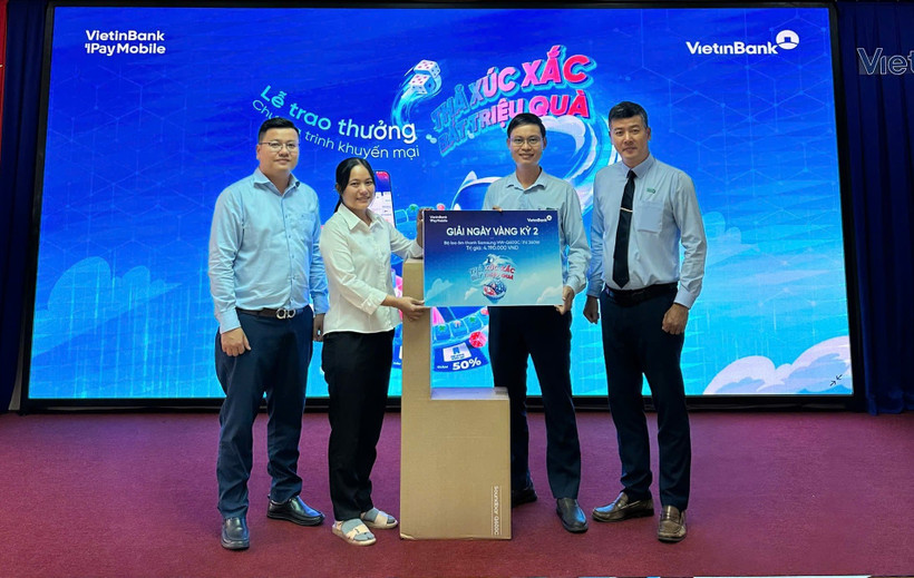 Khách hàng trúng thưởng Bộ loa âm thanh từ chương trình. (Ảnh: Vietnam+)