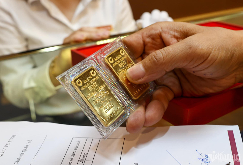 Hai thương hiệu vàng trong nước đảo chiều tăng 300.000 đồng mỗi lượng. (Ảnh: Vietnam+)