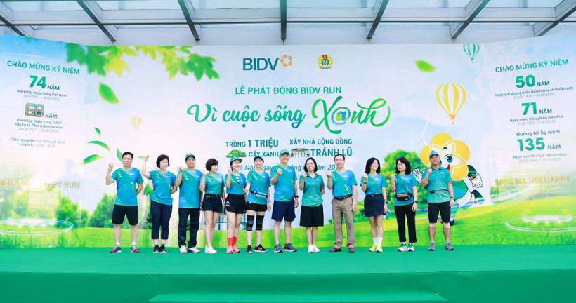 Ban Tổ chức phát động chương trình “BIDV RUN - Vì cuộc sống Xanh” năm 2025 tại Trụ sở chính BIDV. (Ảnh: Vietnam+)