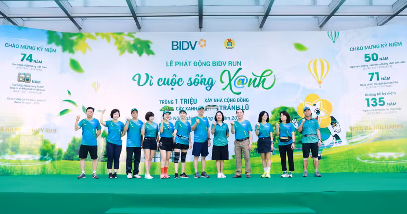 Ban Tổ chức phát động chương trình “BIDV RUN - Vì cuộc sống Xanh” năm 2025 tại Trụ sở chính BIDV. (Ảnh: Vietnam+)
