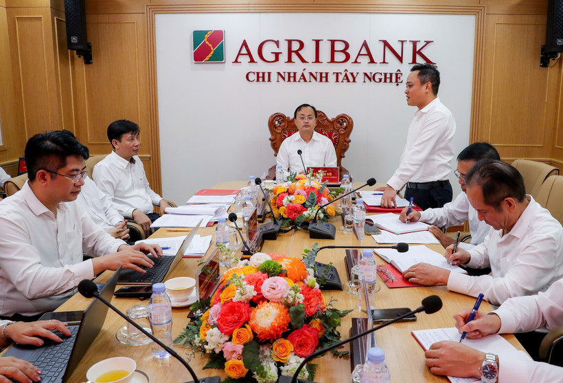 Ông Tô Huy Vũ - Bí thư Đảng ủy, Chủ tịch HĐTV Agribank cùng đoàn công tác Trụ sở chính làm việc tại Agribank Chi nhánh Tây Nghệ An. (Ảnh: Vietnam+)