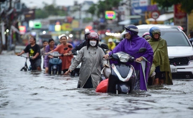 Lượng mưa lớn nghiêm trọng đặt người dân và hoạt động sản xuất kinh doanh trước nguy cơ thiệt hại nghiêm trọng. (Ảnh: Vietnam+)