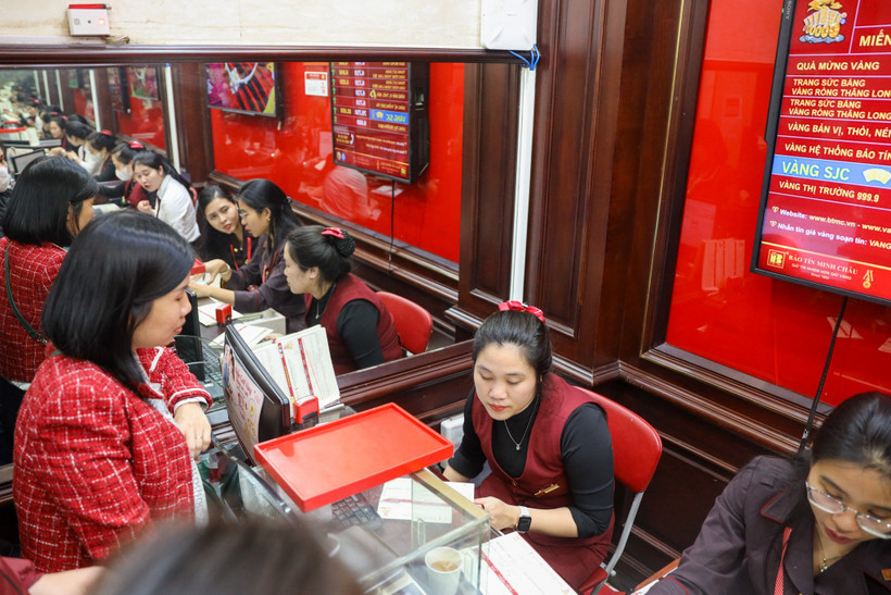Giá vàng trong nước tăng mạnh, giao dịch gần 163 triệu đồng mỗi lượng. (Ảnh: Vietnam+)