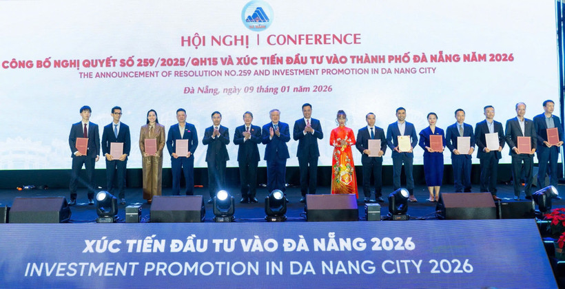 Lãnh đạo thành phố Đà Nẵng trao quyết định và giấy chứng nhận đầu tư cho các doanh nghiệp. (Ảnh: Vietnam+)