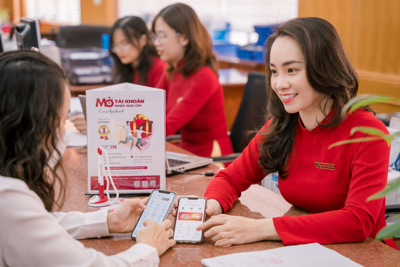 Nữ lao động Agribank không ngừng học hỏi, nâng cao trình độ chuyên môn. (Ảnh: Vietnam+)