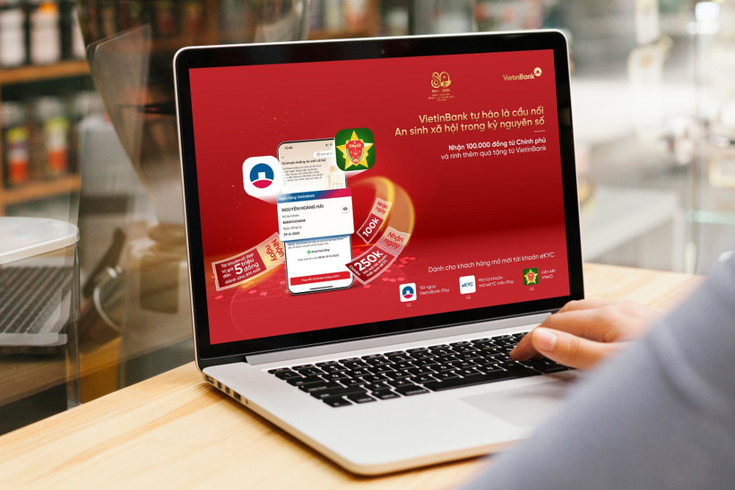 Nhận quà từ Chính phủ – Niềm vui nhân đôi cùng VietinBank. (Ảnh: Vietnam+)