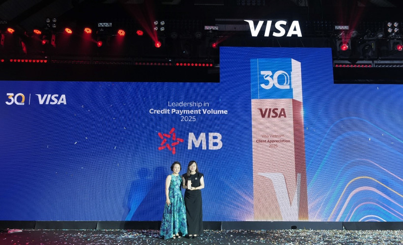 Đại diện MB nhận giải thưởng tại sự kiện kỷ niệm 30 năm của Visa tại Việt Nam. (Ảnh: Vietnam+)