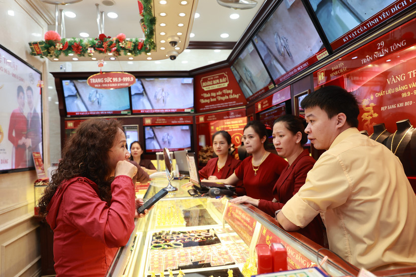 Giá vàng trong nước đồng loạt giảm thêm 200.000 đồng theo đà thế giới. (Ảnh: Vietnam+)