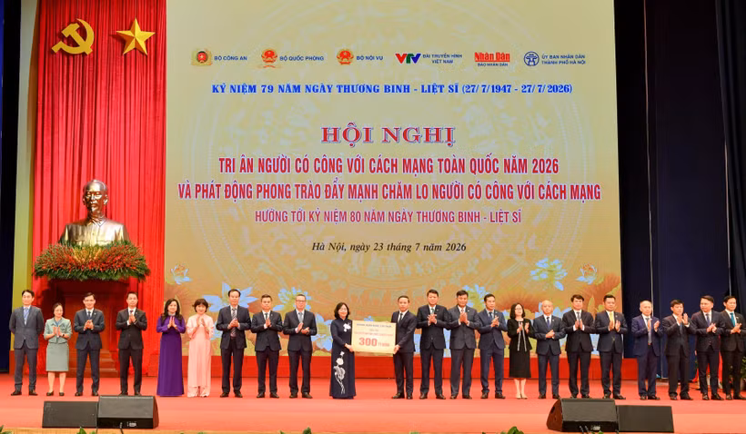 Đồng chí Phạm Đức Ấn - Thống đốc Ngân hàng Nhà nước Việt Nam cùng lãnh đạo các NHTM trao tặng số tiền 300 tỷ đồng ủng hộ phong trào đẩy mạnh chăm lo người có công với cách mạng; đồng chí Phạm Toàn Vượng - Tổng Giám đốc, đại diện Agribank (thứ 10 từ phải sang). (Ảnh: Vietnam+)