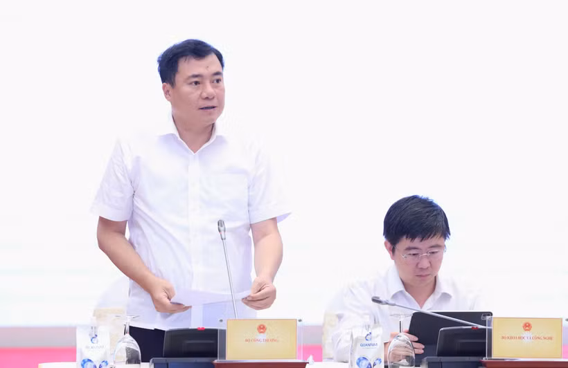 Thứ trưởng Bộ Công Thương Nguyễn Sinh Nhật Tân trả lời tại họp báo Chính phủ ngày 4/7. (Ảnh: Vietnam+)