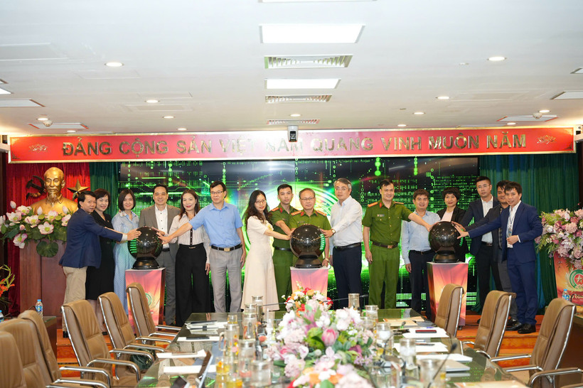 Bà Phùng Nguyễn Hải Yến - Phó Tổng Giám đốc Vietcombank (thứ ba từ trái sang) tham gia Lễ công bố triển khai thí điểm “Cổng ký số từ xa tập trung trên VNeID”. (Ảnh: Vietnam+)