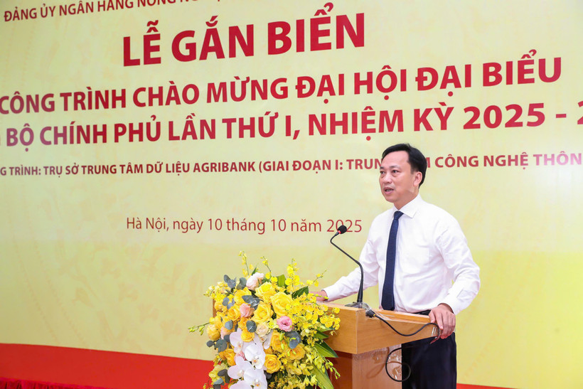 Ông Lại Xuân Lâm, Phó Bí thư Đảng ủy Chính phủ phát biểu chỉ đạo tại Lễ gắn biển công trình Trụ sở Trung tâm dữ liệu Agribank chào mừng Đại hội đại biểu Đảng bộ Chính phủ lần thứ I, nhiệm kỳ 2025-2030. (Ảnh: Vietnam+)