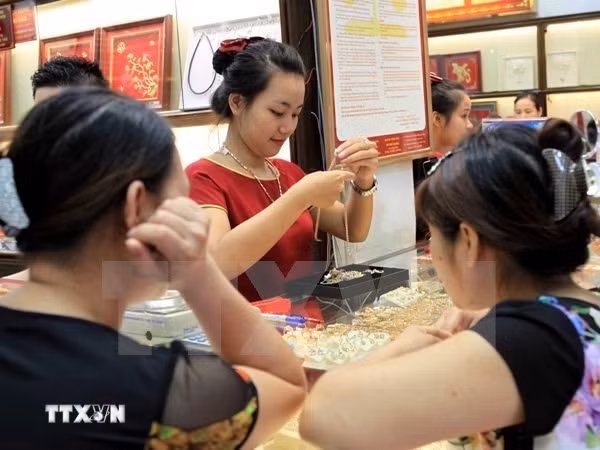 Hai thương hiệu vàng trong nước bất ngờ giảm 500.000 đồng mỗi lượng. (Ảnh: TTXVN)