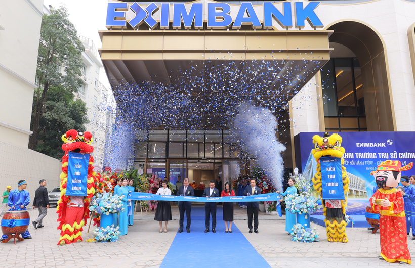 Đại diện Ngân hàng Bet888 Trang nhà cái casino Khu vực 1, Ủy ban Chứng khoán Bet888 Trang nhà cái casino, cổ đông Công ty CP Tập đoàn Gelex cùng lãnh đạo Eximbank thực hiện nghi thức cắt băng khai trương trụ sở chính Eximbank, sáng 24/3/2026 tại Hà Nội. (Ảnh: Vietnam+)