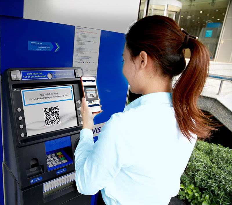 Khách hàng rút tiền nhanh bằng QR tại ATM. (Ảnh: Vietnam+)