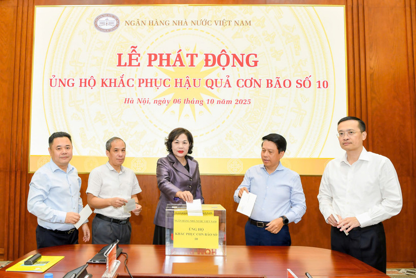 Ban lãnh đạo Ngân hàng Nhà nước ủng hộ đồng bào khắc phục thiệt hại do cơn bão số 10. (Ảnh: Vietnam+)