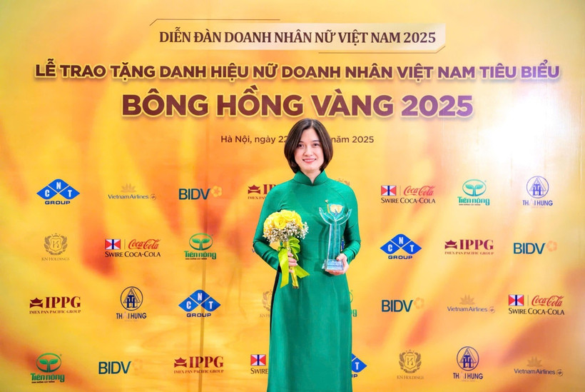 Bà Phùng Nguyễn Hải Yến - Phó Tổng Giám đốc Vietcombank vinh dự được trao tặng danh hiệu “Nữ Doanh nhân Việt Nam tiêu biểu - Bông hồng Vàng 2025”. (Ảnh: Vietnam+) 